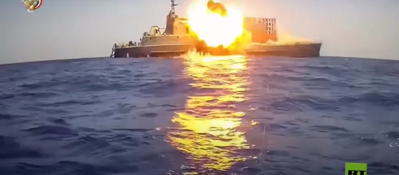 «Μήνυμα» προς Άγκυρα από Κάιρο - Βολές πυραύλων και βύθιση πλοίου στην άσκηση της Αιγύπτου στην Μεσόγειο (βίντεο)